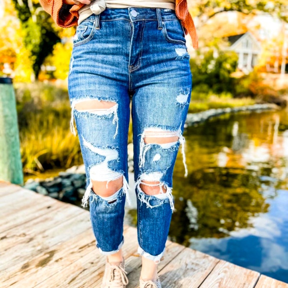 NWT RISEN HIGH RISE BOYFRIEND DISTRESSED JEANS IN SIZE 7 (Size 28).